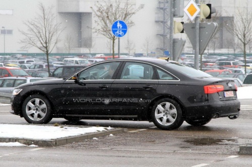 這輛奧迪a6的混動版車型將其在工廠附近路試時被抓拍到的,尾部有明顯